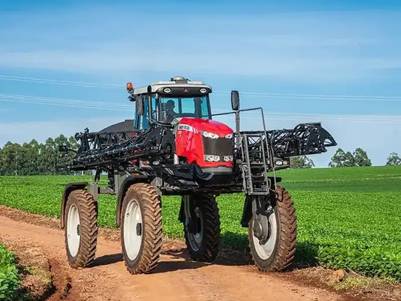 Pulverizador autopropelido Massey Ferguson em operação no campo