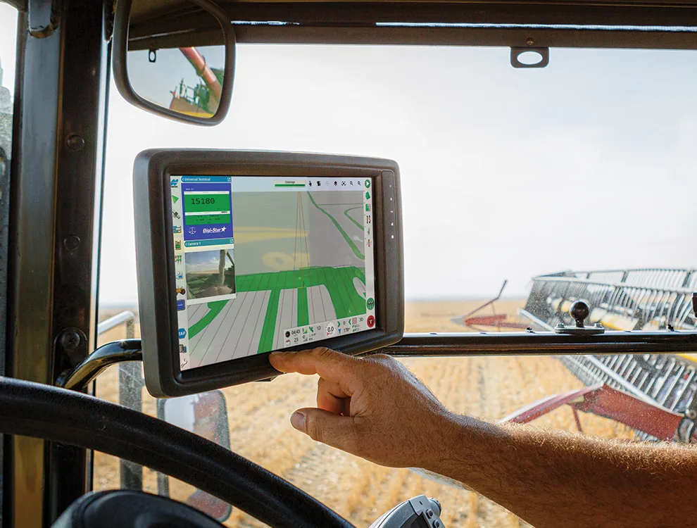 Console do piloto automático Topcon na cabine do trator, mostrando a linha de guia